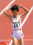 世界陸上で日本初のメダルをもたらし、一躍脚光を浴びた山下佐知子