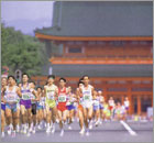 高校駅伝などでおなじみの都大路を市民ランナーが走れる、と大会前から話題になった