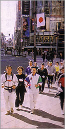 21世紀の初日でもある2001年元旦の銀座4丁目交差点を走る参加者たち