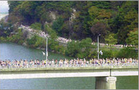 ソウルから80kmほど北東にある春川市で毎年10月に開催される春川国際マラソン。市内の陸上競技場を発着点とし、衣岩湖という美しい湖の湖畔沿いを走る