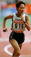 女子マラソン3位の千葉真子は、1997年アテネ世界陸上の1万m銅メダルに続いて、今回マラソンでも銅メダル獲得