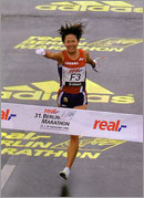 1万mの日本記録を持つスピードランナー・渋井陽子は、2001年に当時の初マラソン世界最高記録もまた出している