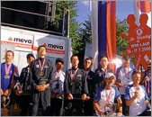 男子団体で金メダルとなった日本チーム。センターポールに日の丸が揚がり、君が代が流れた