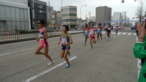 いよいよスタート！　25kmまでブレのないペースを刻む