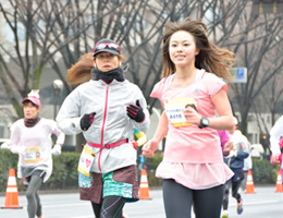 もう春なのに朝から寒い小雨模様。レースウエアも冬ものから春夏ものまで勢ぞろい！