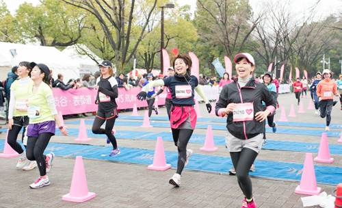 デビュー枠のピンク色のレースナンバーのランナーが次々とゴール！　おめでとう！　ようこそ素敵なランニングの世界へ