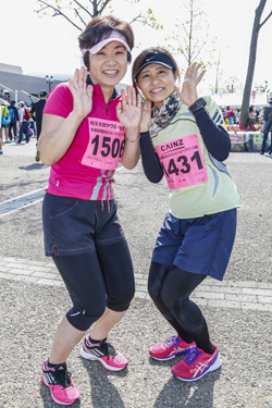 左から：五十嵐 邦子さん、鈴木 華恵さん（ともにランニング歴18年）